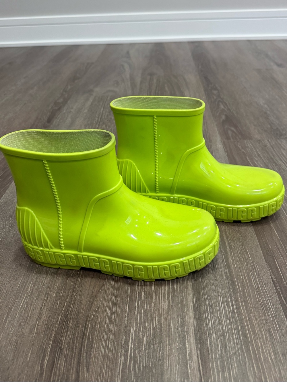 UGG’s Neon Green Waterproof Rain Boots - Picture 5 of 12